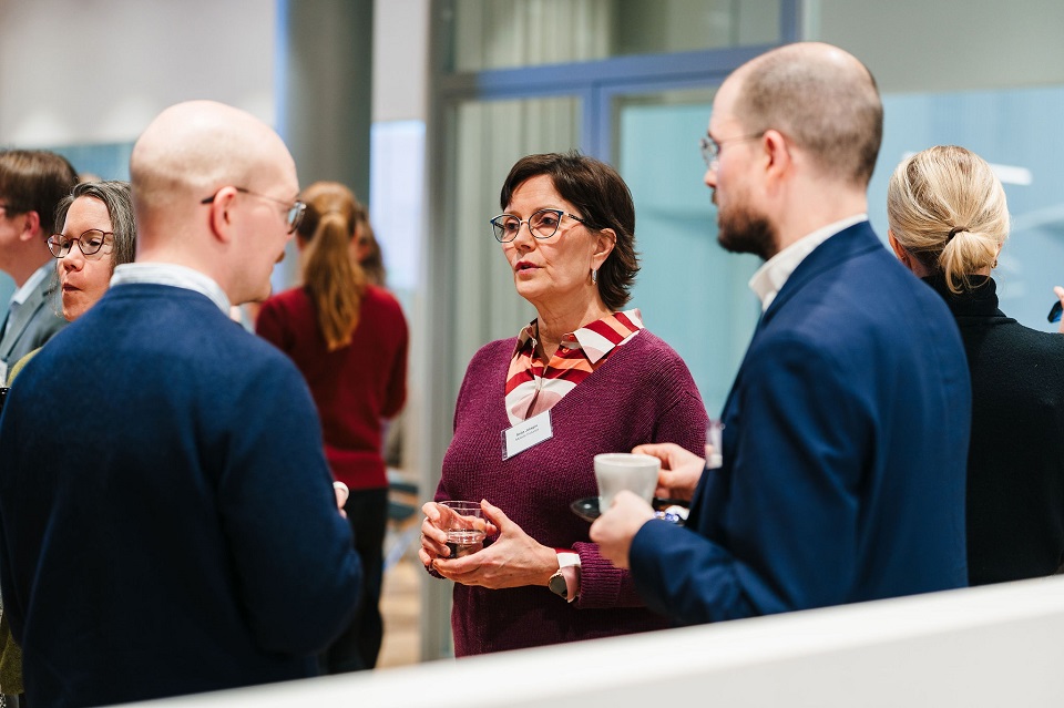 Osallistujia keskustelemassa.