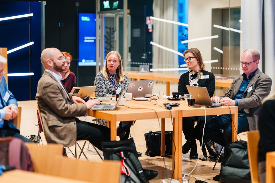 Keskustelua pöydän ääressä.