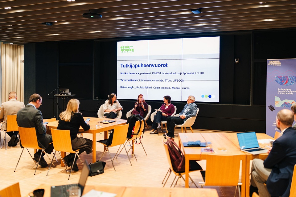 Marika Jalovaara, Seija Jalagin ja Tarmo Valkonen sekä juontaja Liisa Mayow.