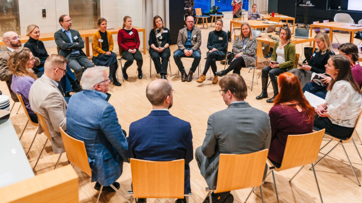 Osallistujat keskusteluringissä.